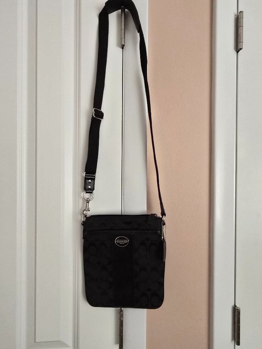 COACH Black Signature Canvas Crossbody Swingpack Messenger Bag